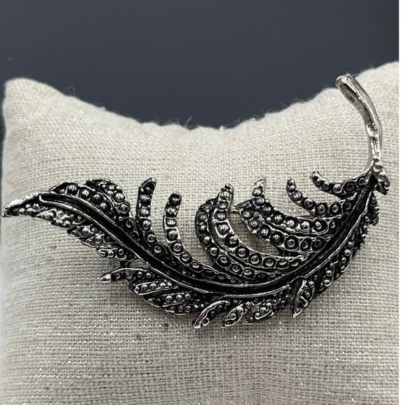 Vintage Silver Tone Dotted Feather  Brooch unsigned - Picture 2 of 11